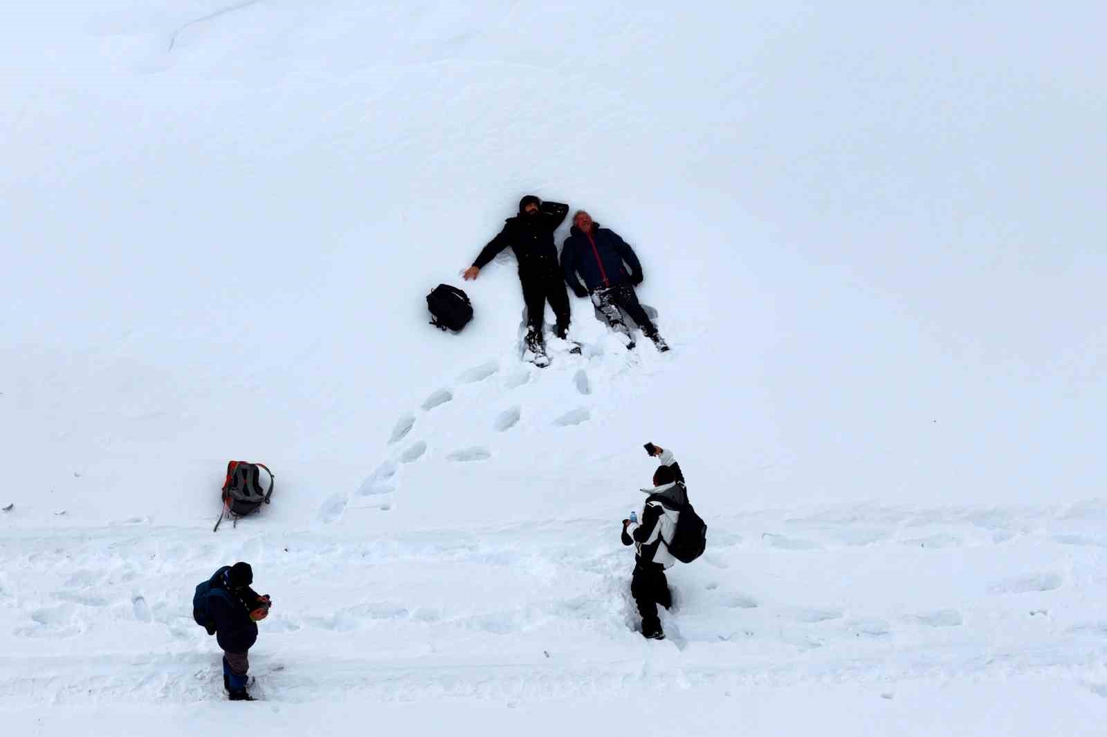 Gümüşhane’de beyaz yolculuk: Dağcılar kar üstünde buluştu

