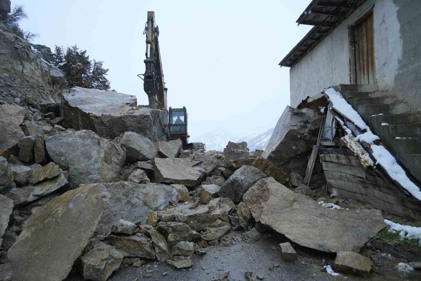 Gümüşhane’de dağdan kopan dev kayalar ahıra düştü, 3 ev boşaltıldı

