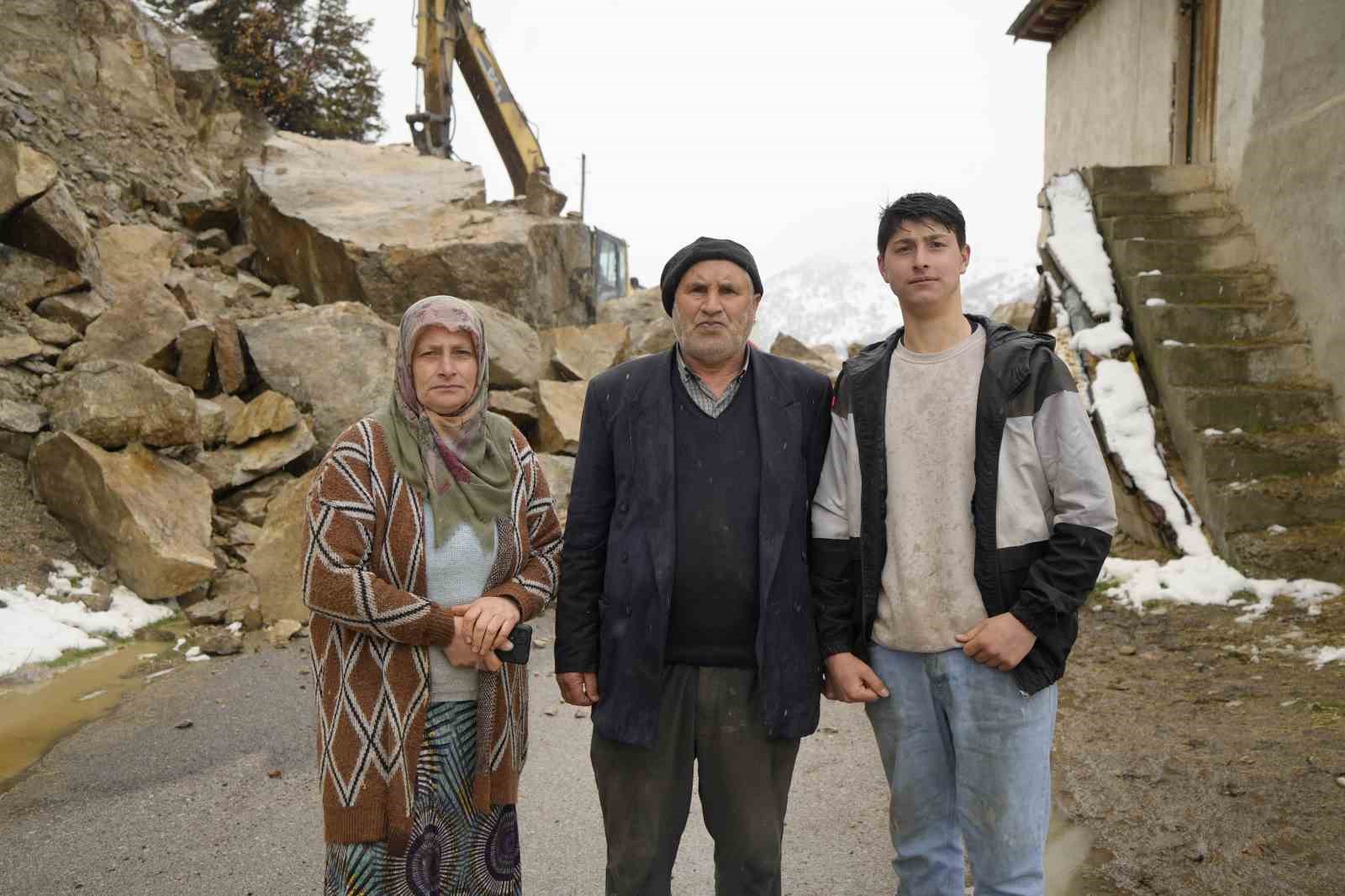 Gümüşhane’de dağdan kopan dev kayalar ahıra düştü, 3 ev boşaltıldı
