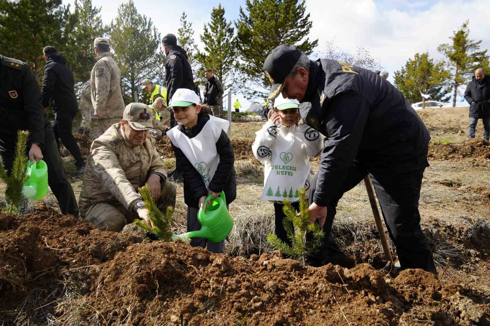 Gümüşhane’de fidanlar toprakla buluştu
