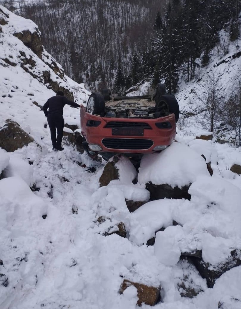 Gümüşhane’de kamyonet dere yatağına yuvarlandı: 5 yaralı
