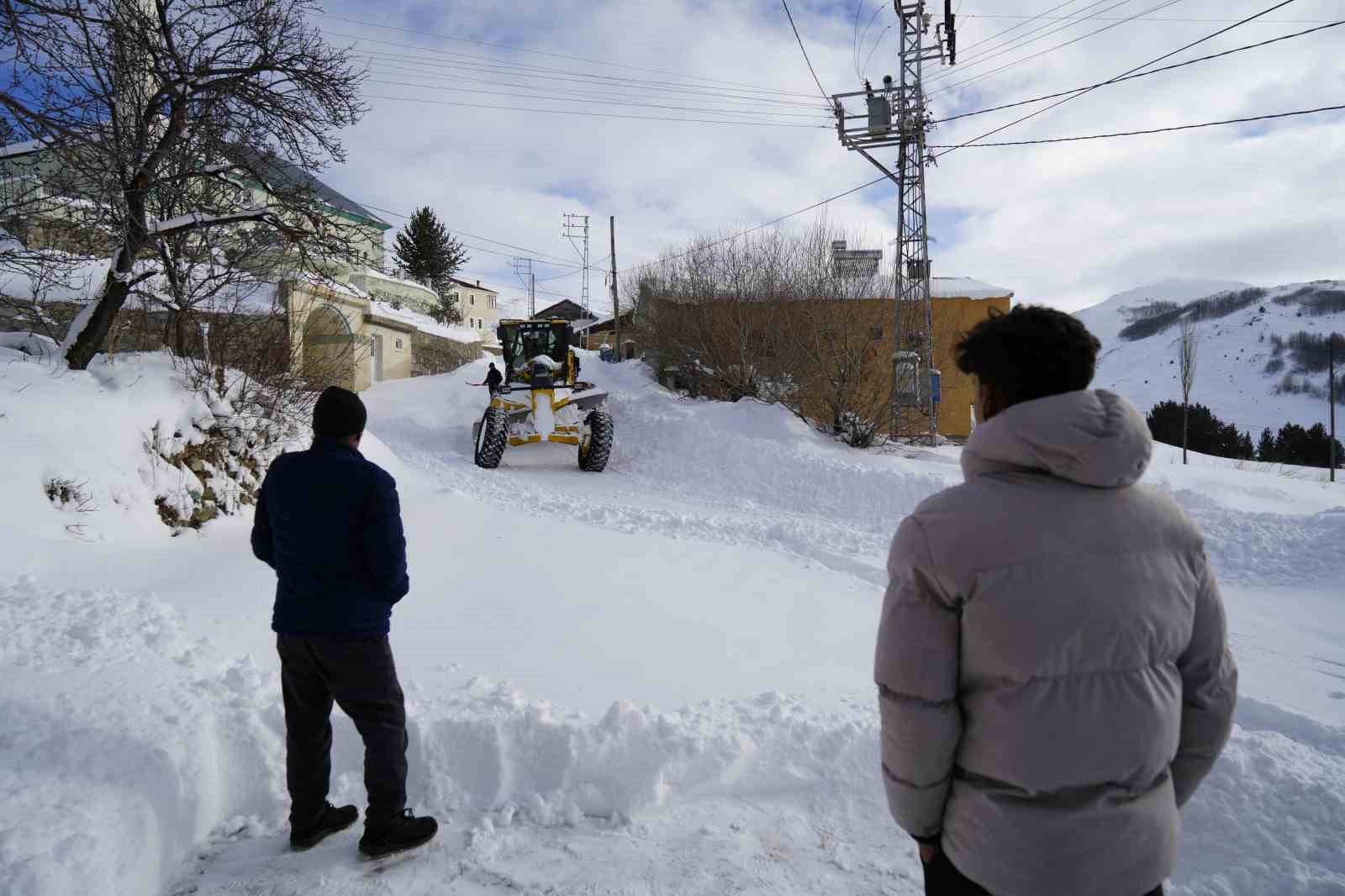 Gümüşhane’de kapanan köy yollarında kar mesaisi aralıksız sürüyor

