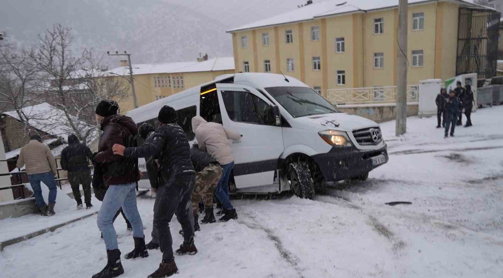 Gümüşhane’de kar esareti
