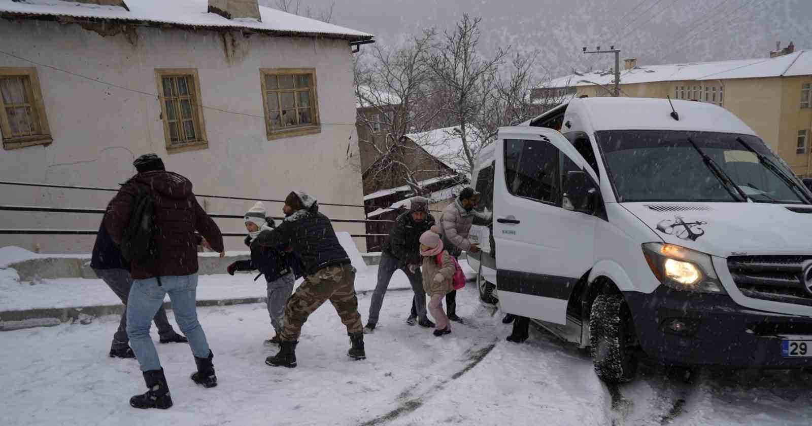 Gümüşhane’de kar esareti

