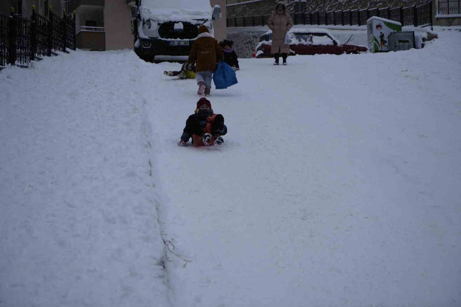 Gümüşhane’de kar tatili eğlenceye dönüştü
