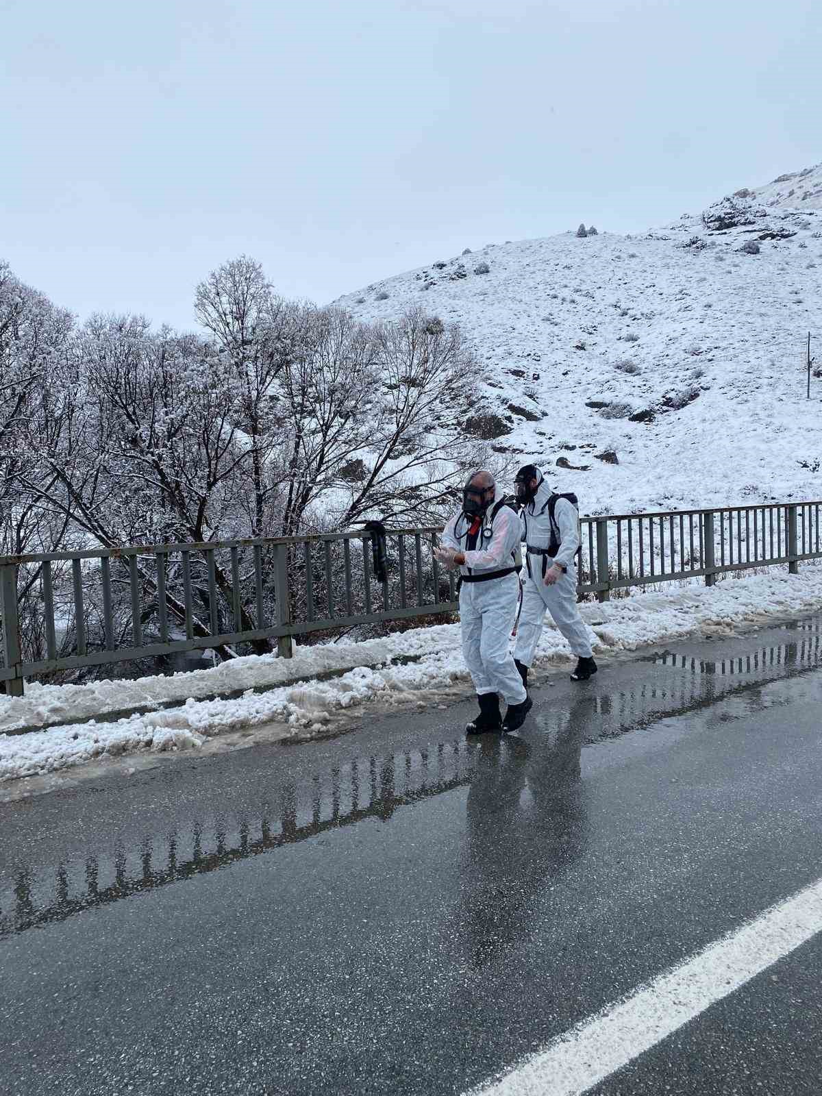 Gümüşhane’de LPG yüklü tanker dere yatağına devrildi: 1 yaralı
