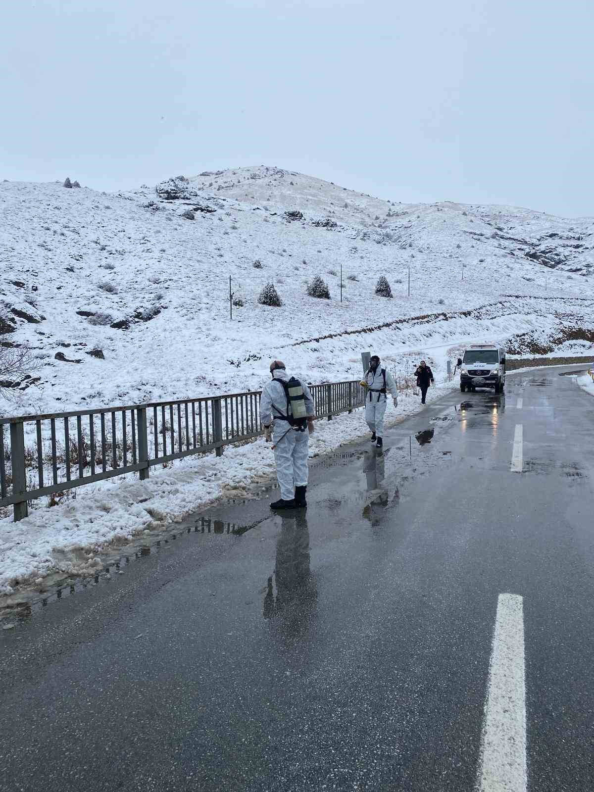 Gümüşhane’de LPG yüklü tanker dere yatağına devrildi: 1 yaralı
