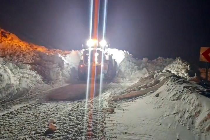 Gümüşhane’de Yağmurdere karayoluna çığ düştü
