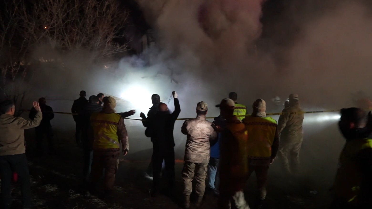 Gümüşhane’de yangın sonrası ekipler çalışırken ahşap ev çöktü
