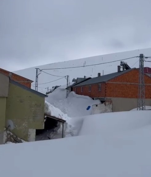 Gümüşhane’nin yaylalarında kar kalınlığı evlerin boyuna ulaştı
