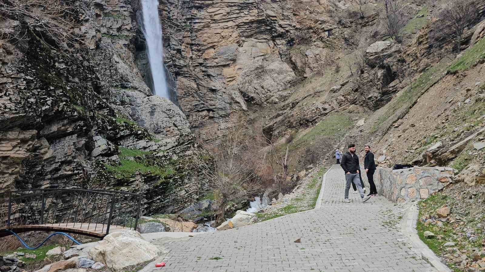 Gümüşkanat Şelalesi’ne yoğun ilgi
