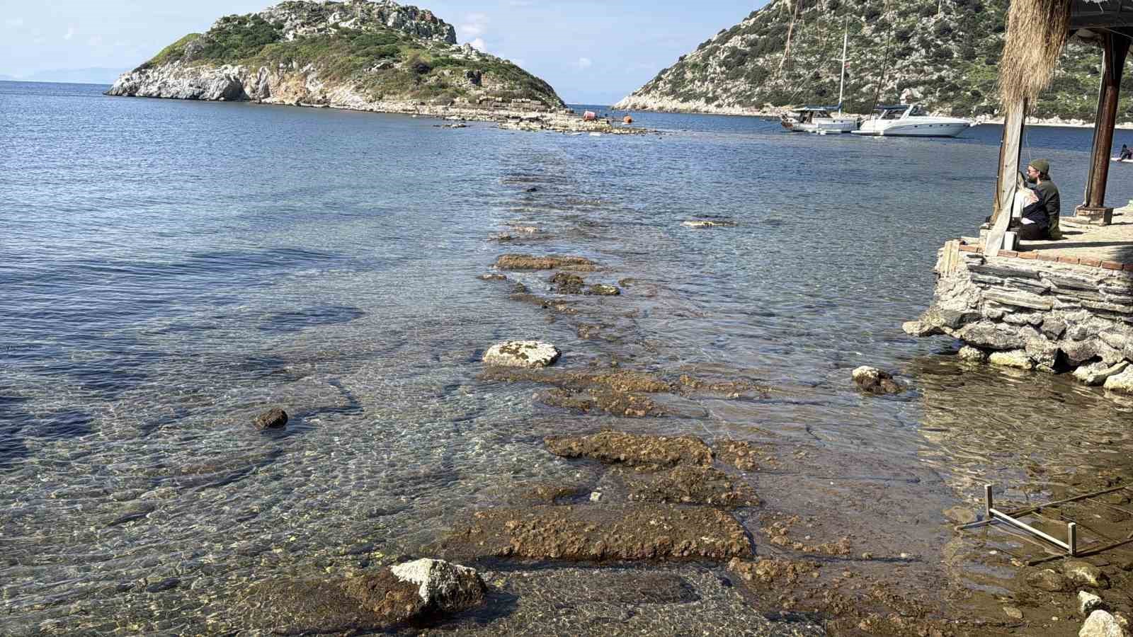 Gümüşlük koyunda sular çekildi, 3 bin 500 yıllık kral yolu ortaya çıktı
