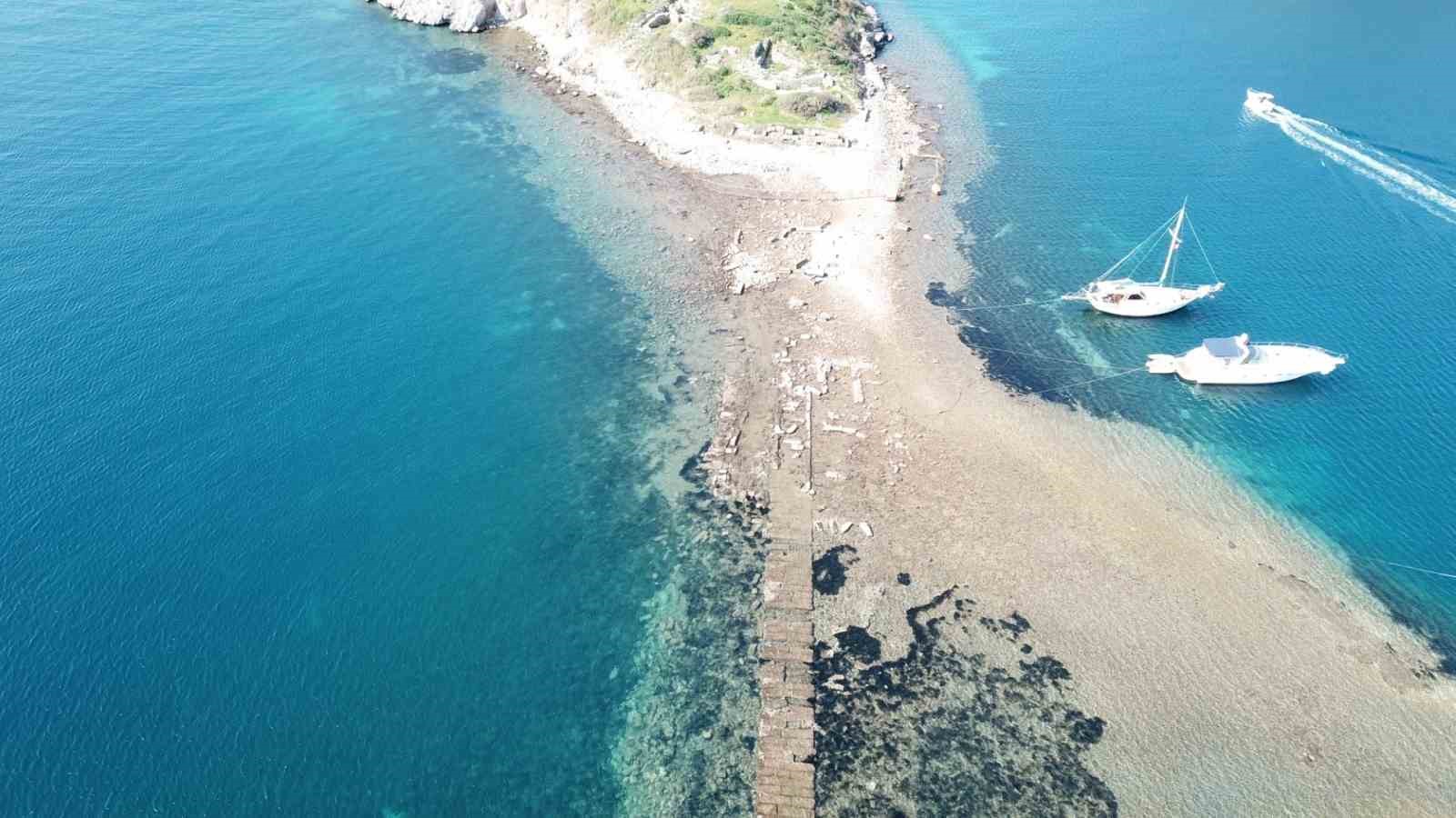 Gümüşlük koyunda sular çekildi, 3 bin 500 yıllık kral yolu ortaya çıktı
