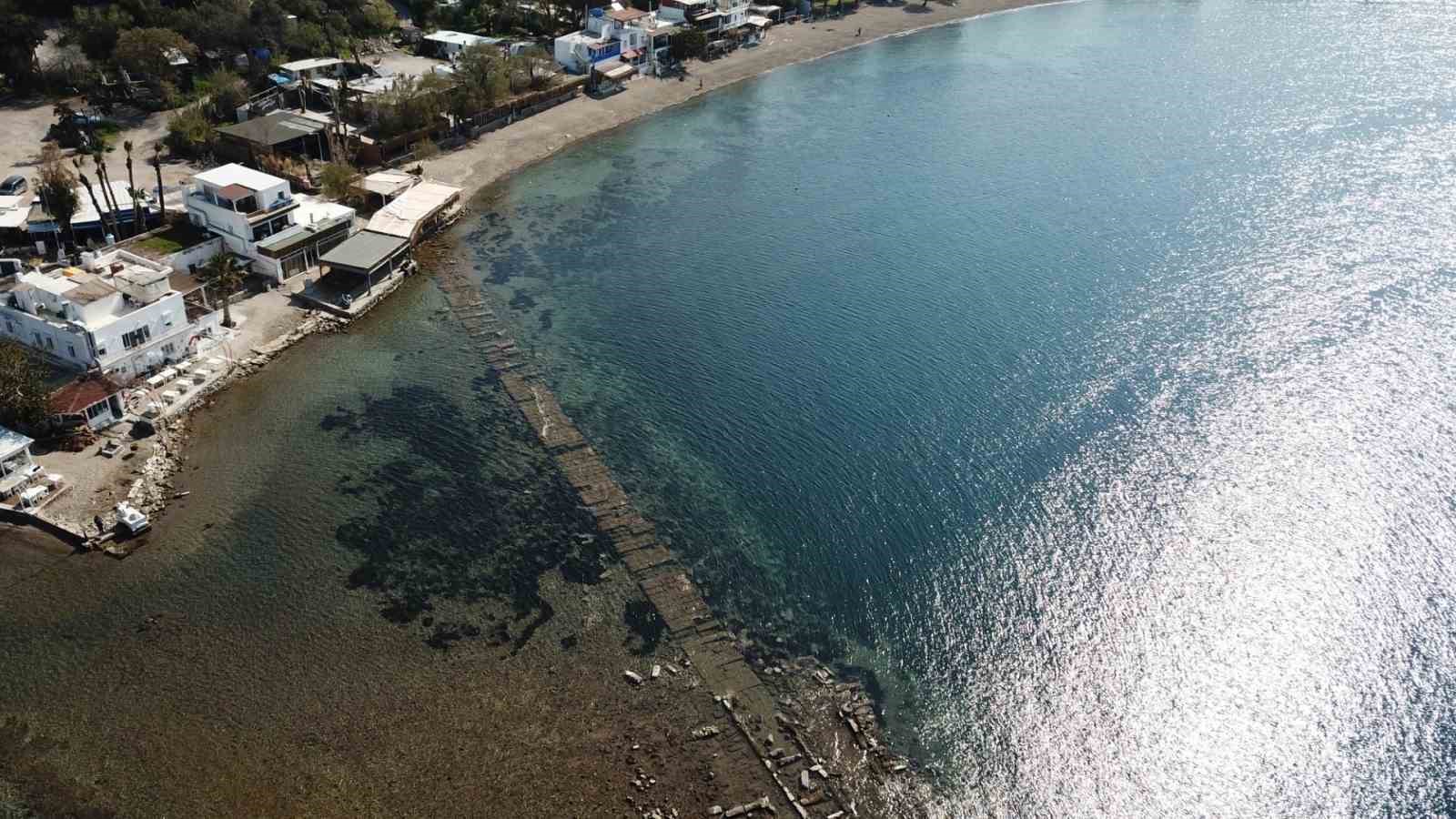 Gümüşlük koyunda sular çekildi, 3 bin 500 yıllık kral yolu ortaya çıktı
