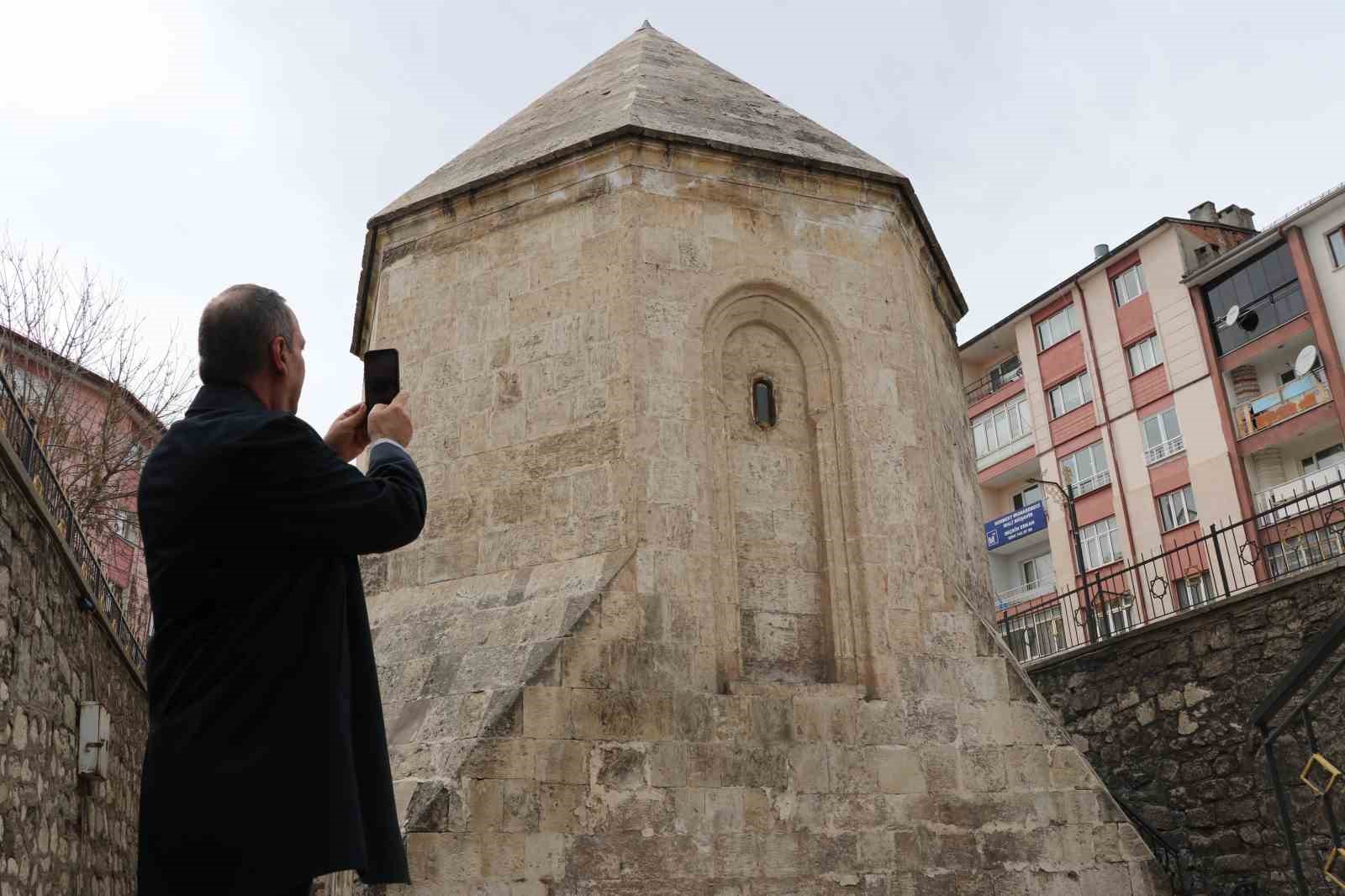 Gün boyu insanlar fark etmeden yanından geçiyor, Anadolu’nun en büyük ahisi burada yatıyor
