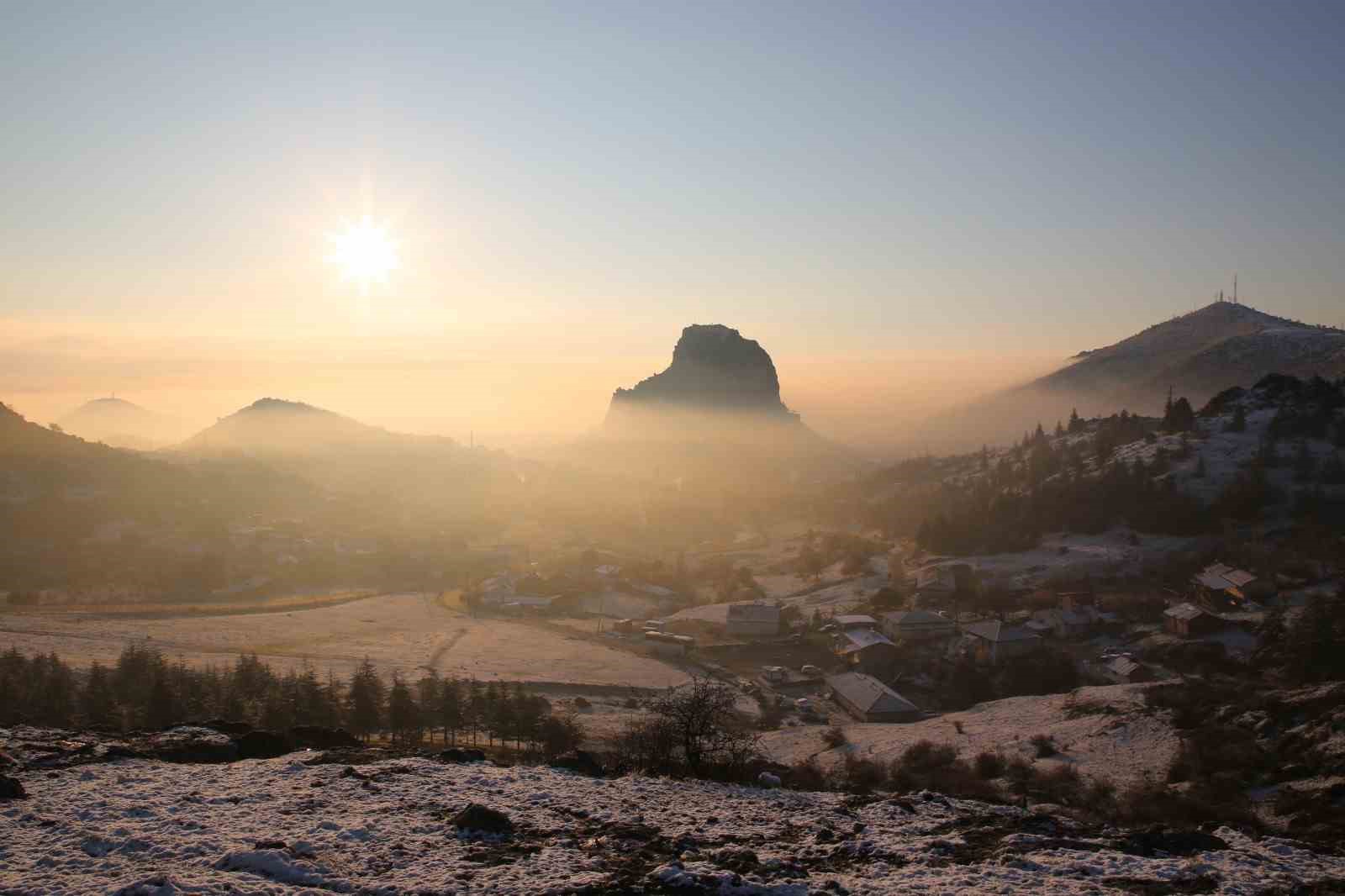 Gün doğumunda sis altında kalan kale kendisine hayran bıraktı
