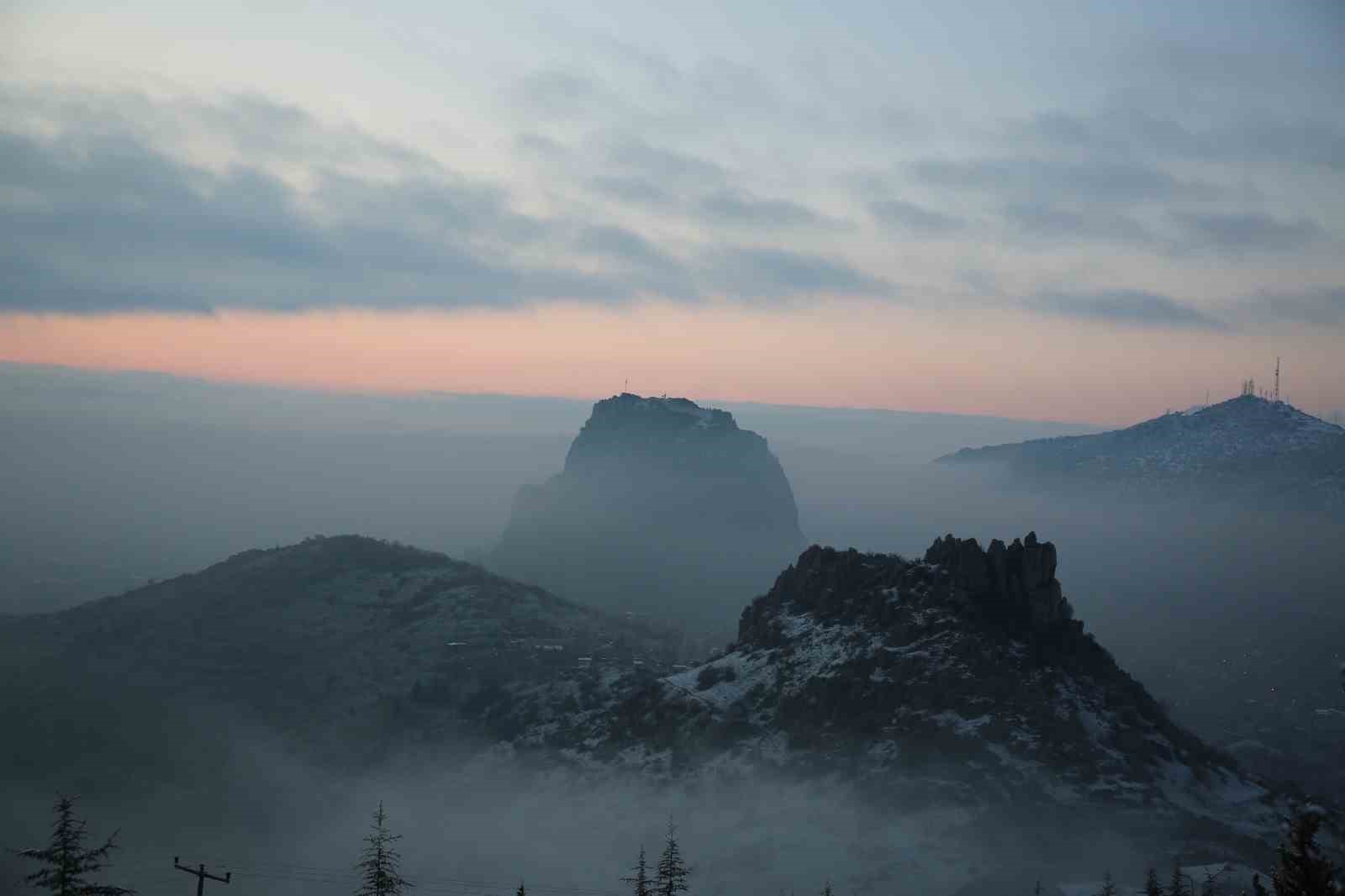 Gün doğumunda sis altında kalan kale kendisine hayran bıraktı

