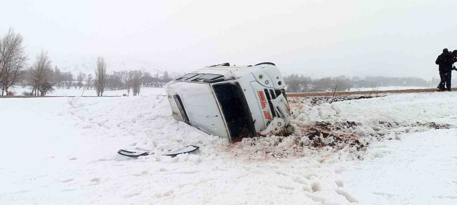 (Güncellendi) Öğrenci servisi devrildi: 14 yaralı
