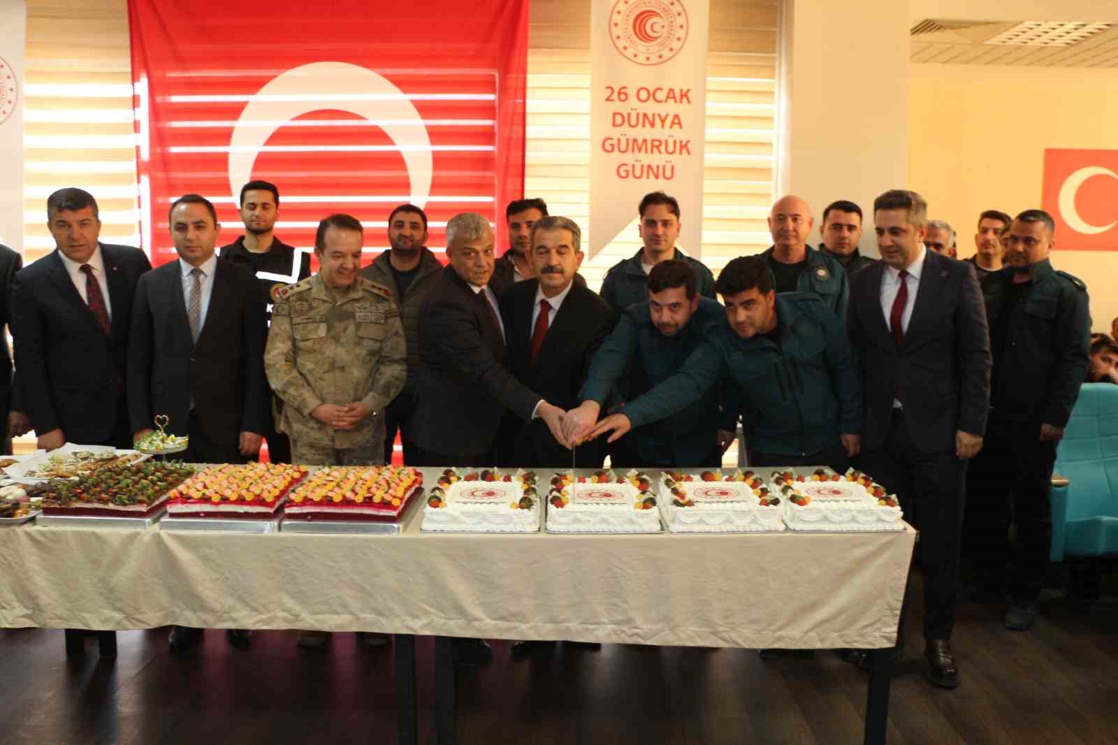 Günde yaklaşık 10 bin kişinin kullandığı Habur, Irak ile ticarette ana geçiş noktası olmayı sürdürüyor
