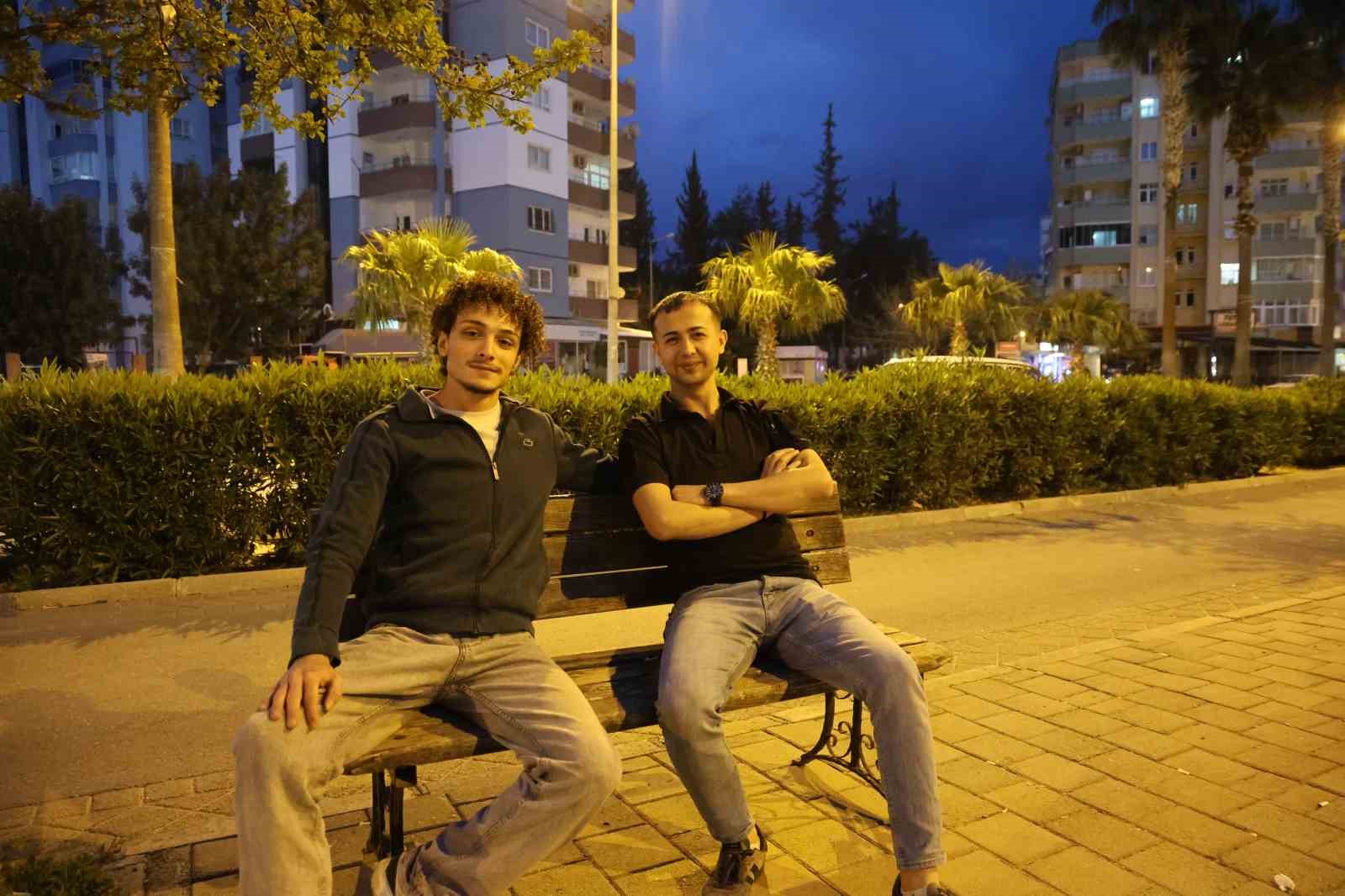 Gündem olan bankta başkan ve genç buluştu
Gündem olan bankta başkan ve genç buluştu