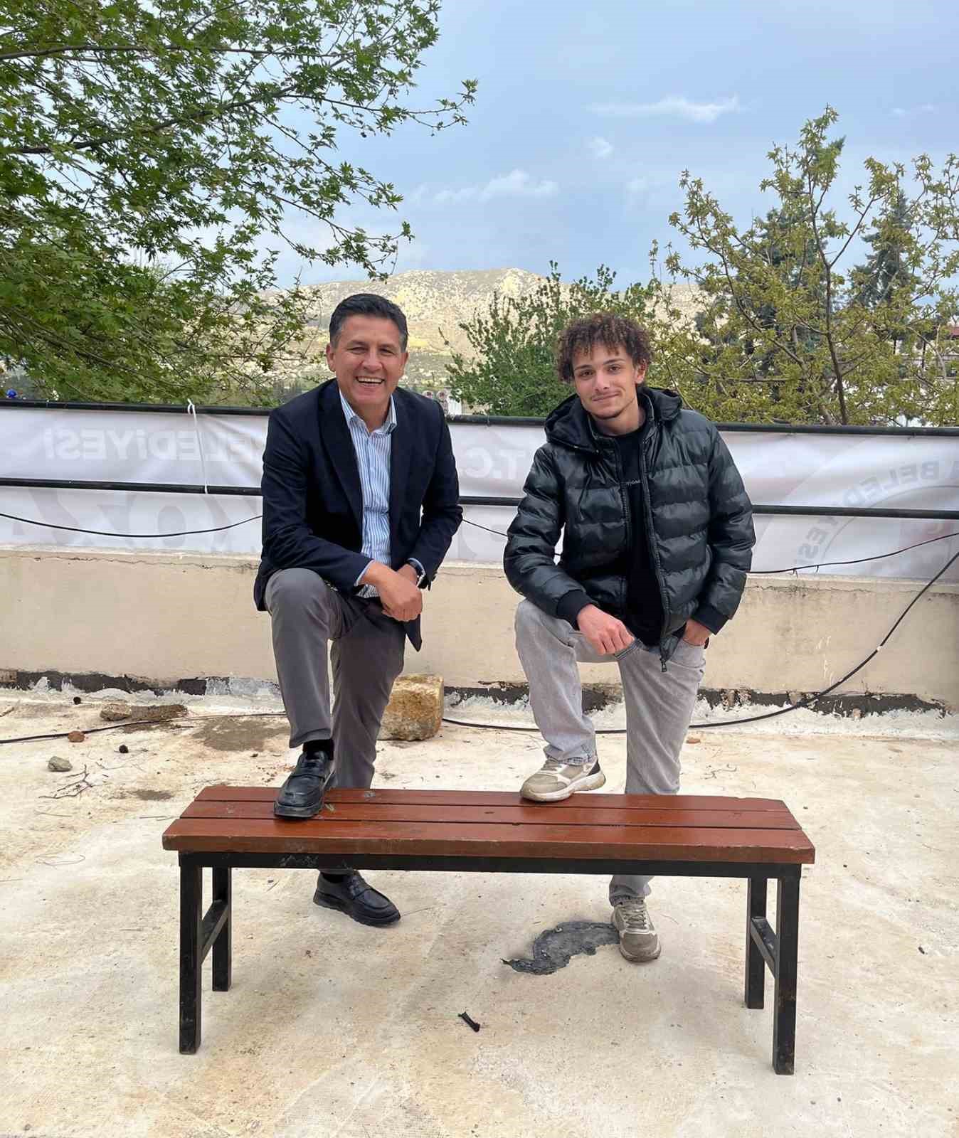 Gündem olan bankta başkan ve genç buluştu
Gündem olan bankta başkan ve genç buluştu