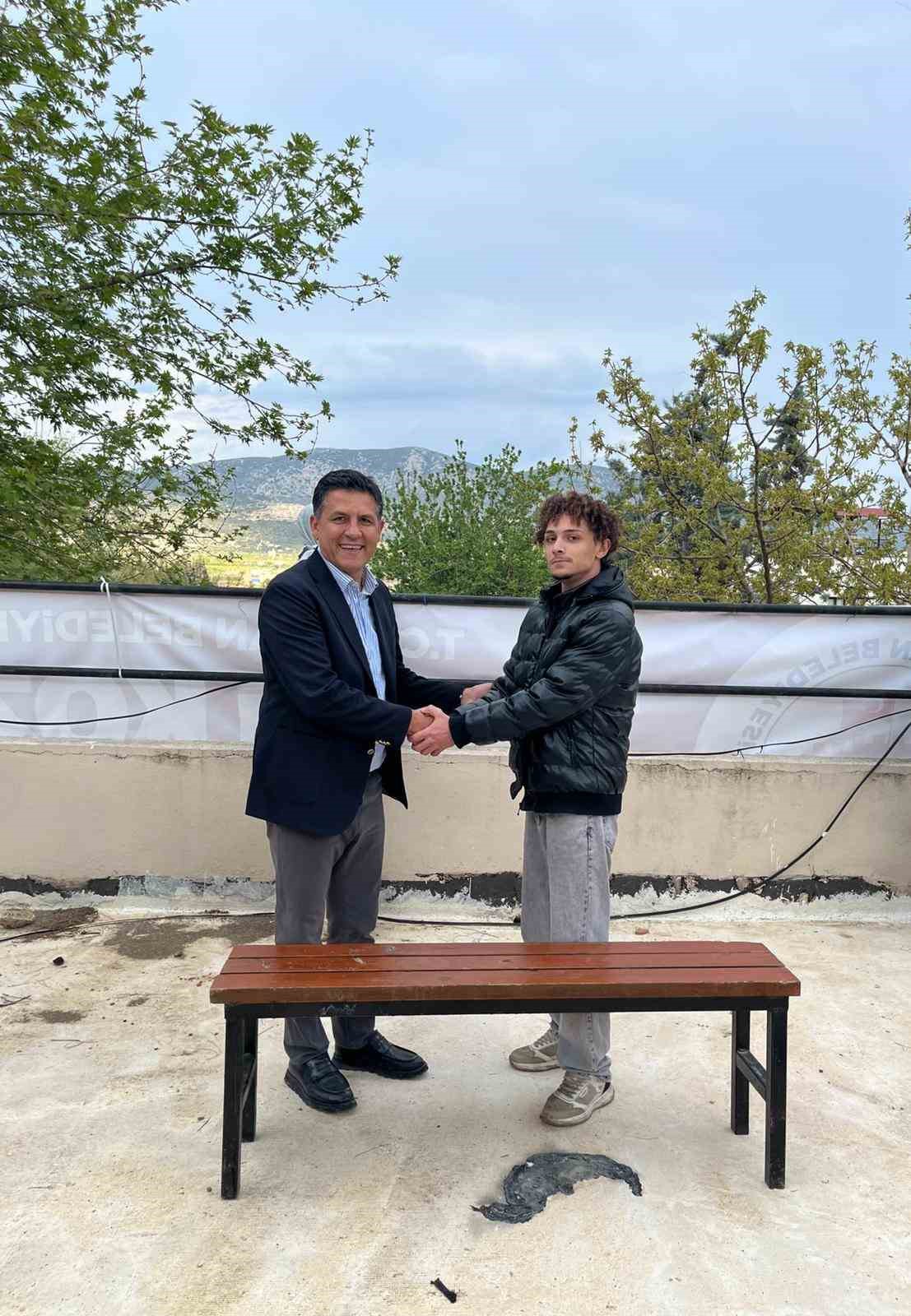 Gündem olan bankta başkan ve genç buluştu
Gündem olan bankta başkan ve genç buluştu