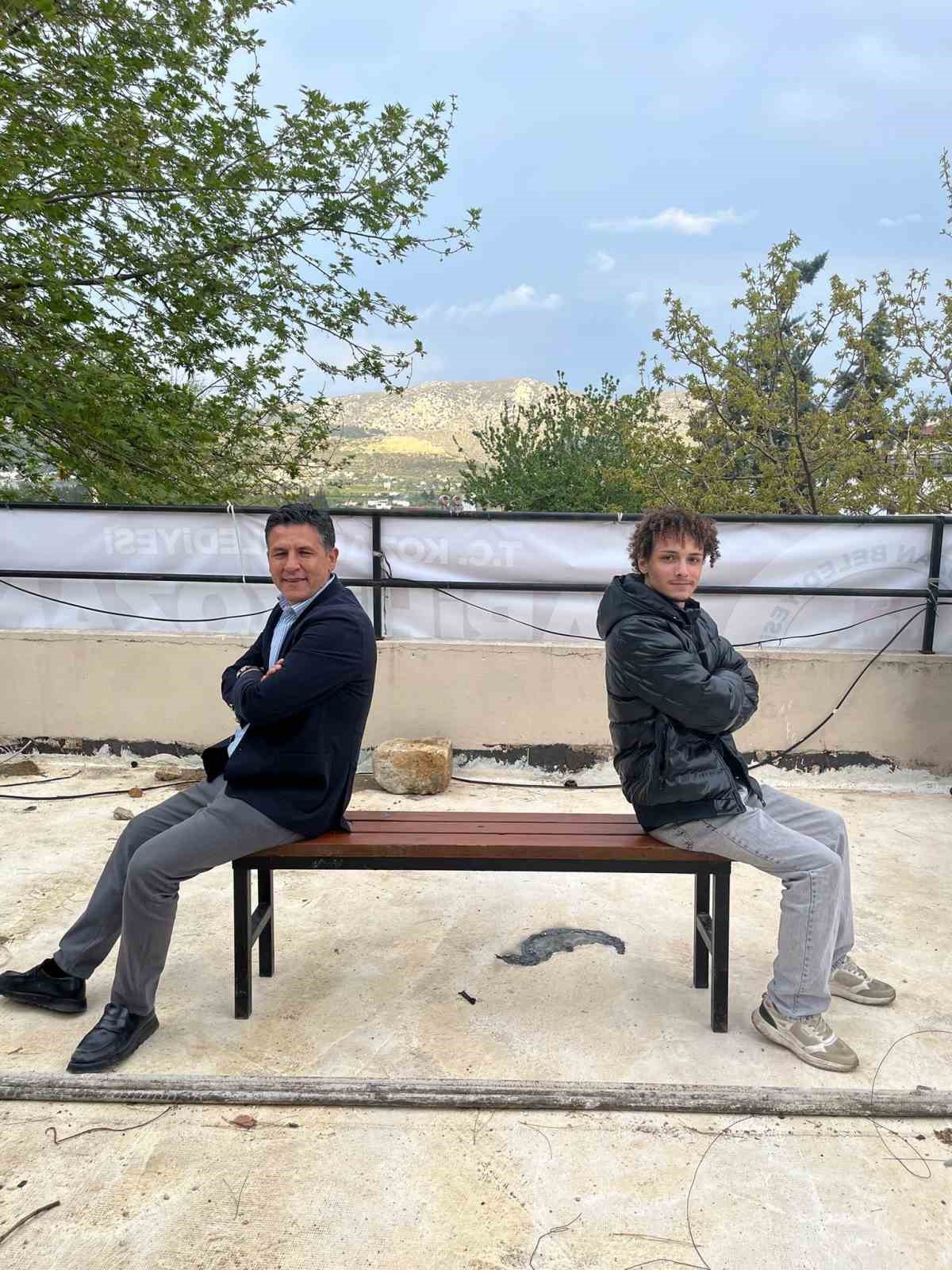 Gündem olan bankta başkan ve genç buluştu
Gündem olan bankta başkan ve genç buluştu