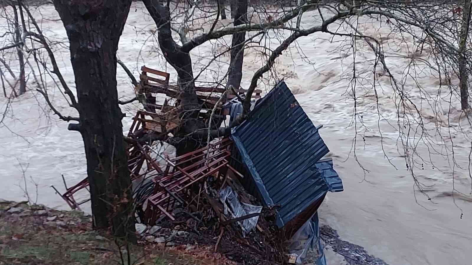 Gündoğmuş’ta sağanak, Uçansu Şelalesi’ni coşturdu
