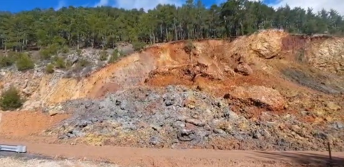 Gündoğmuş’ta toprak kayması: Ulaşıma kapanan yol, tek şeritten trafiğe açıldı
