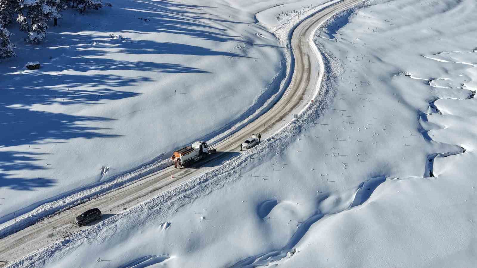 Gündüz fabrikada, akşam karlı dağda
