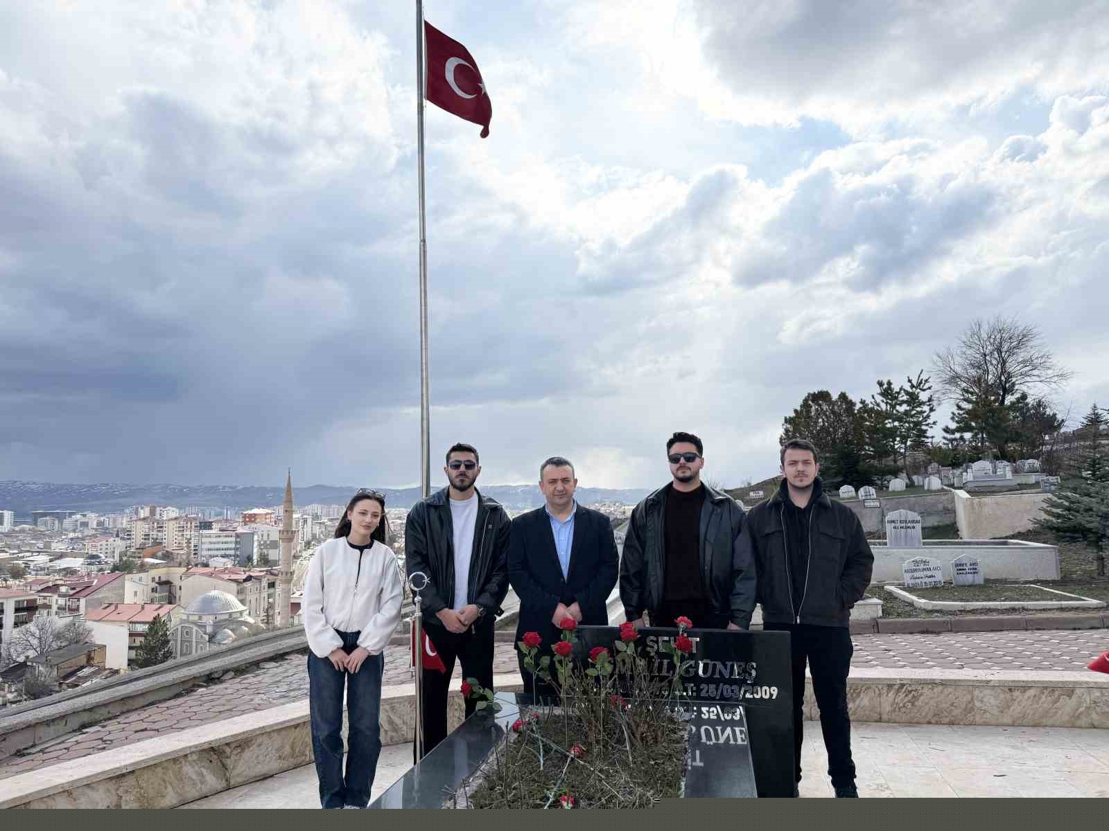 Güneş mezarı başında anıldı
