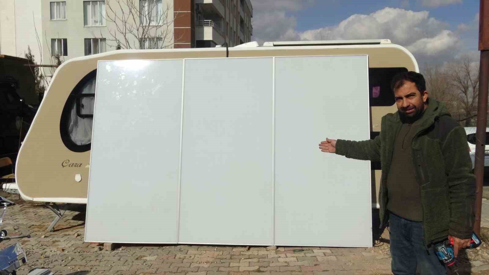 Güneş panellerinde devrim: Gündüz enerji, gece reklam paneli
