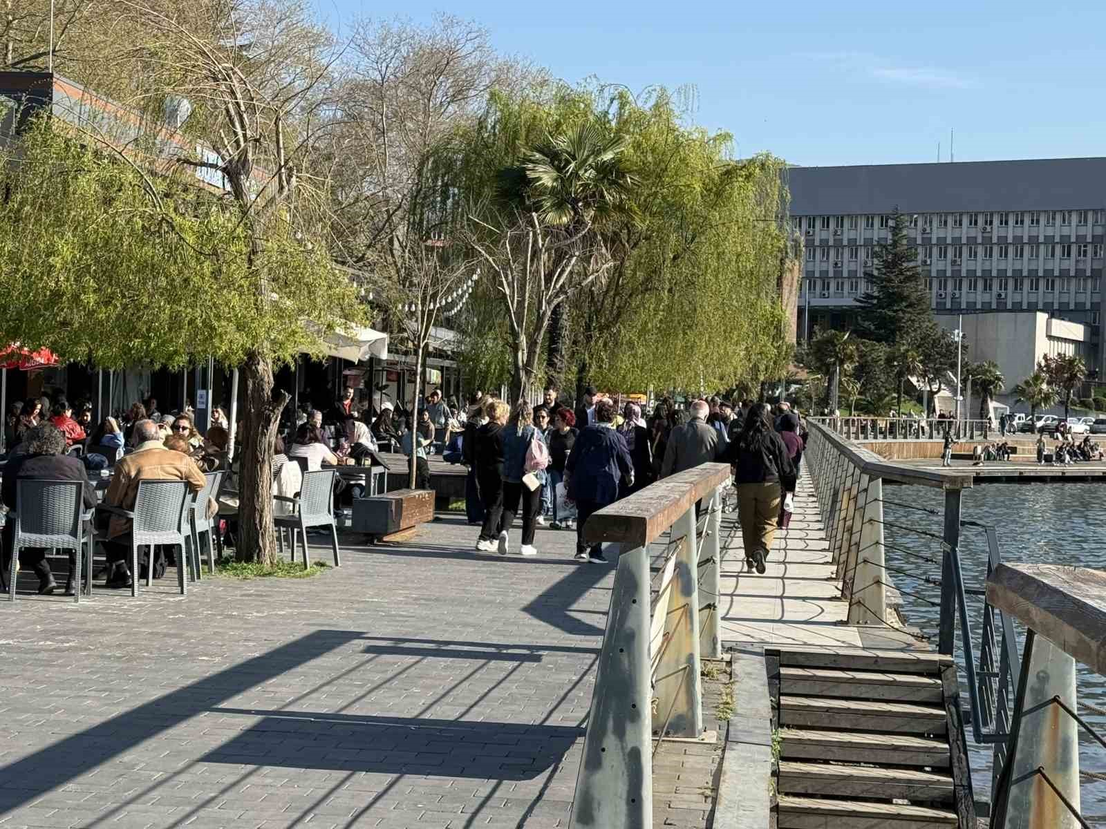 Güneş yüzünü gösterdi, Zonguldak’ta sahil şeridi hareketlendi
