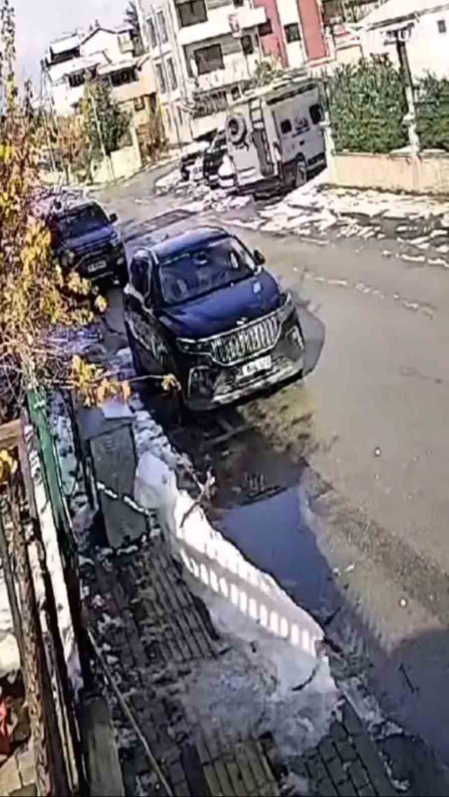 Güneşi gören kardan adam eriyip kaldırımda devrildi
