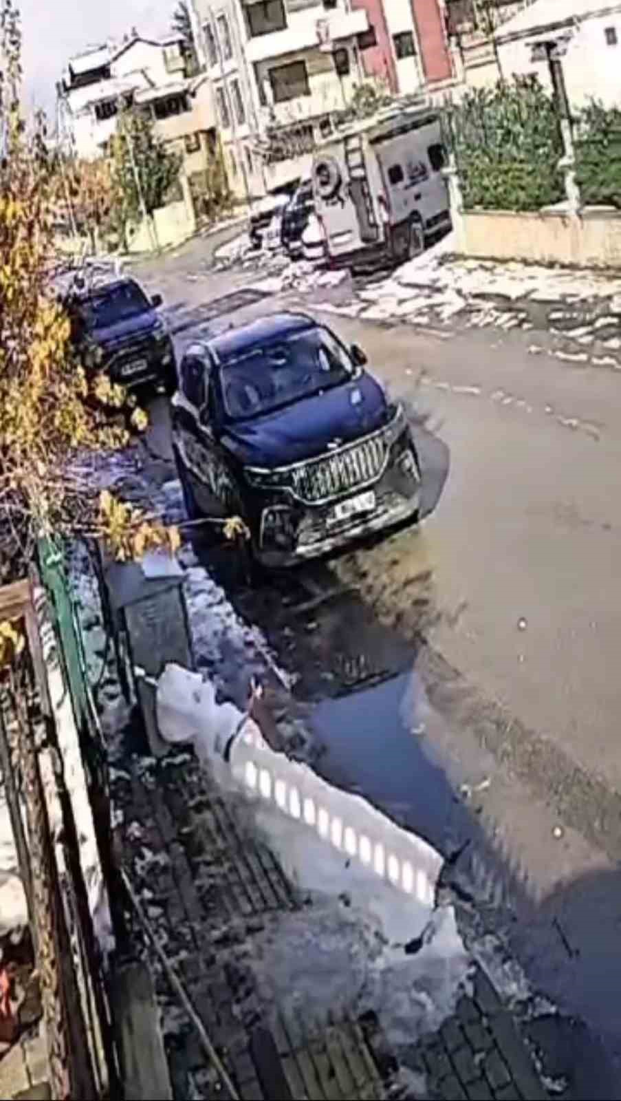 Güneşi gören kardan adam eriyip kaldırımda devrildi
