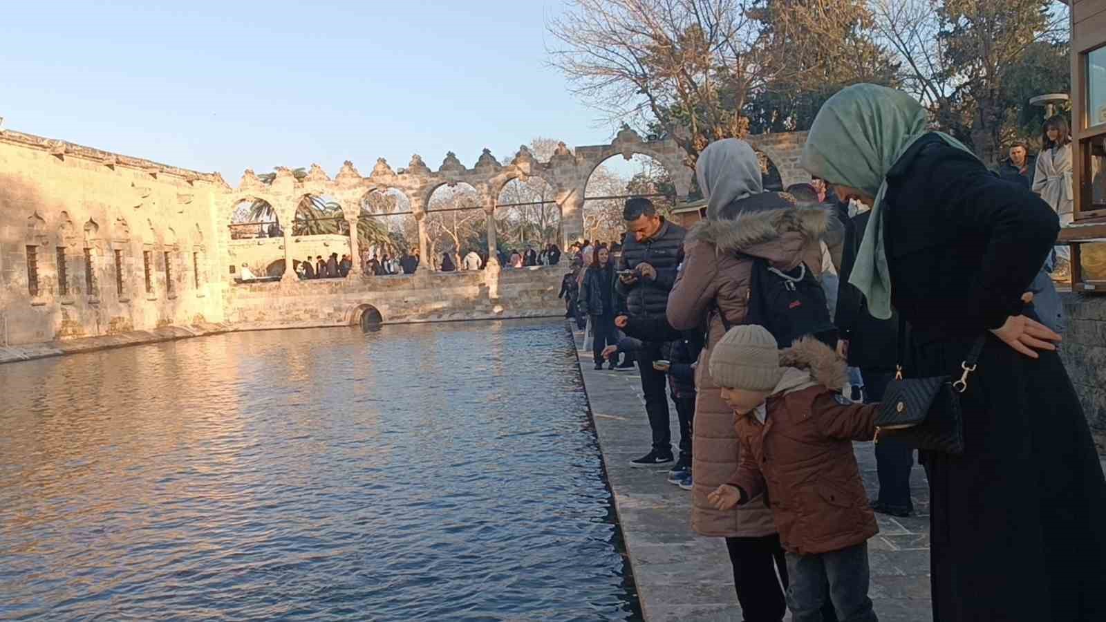 Güneşi gören soluğu Balıklıgöl’de aldı
