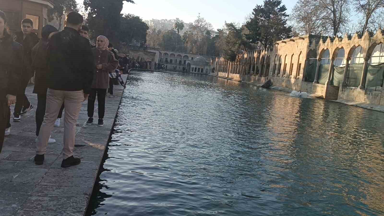 Güneşi gören soluğu Balıklıgöl’de aldı
