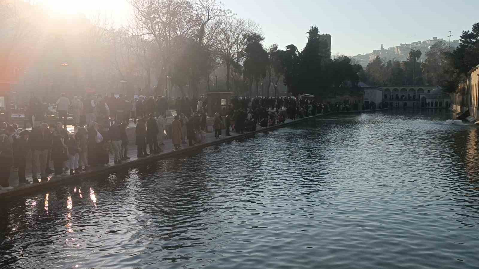 Güneşi gören soluğu Balıklıgöl’de aldı
