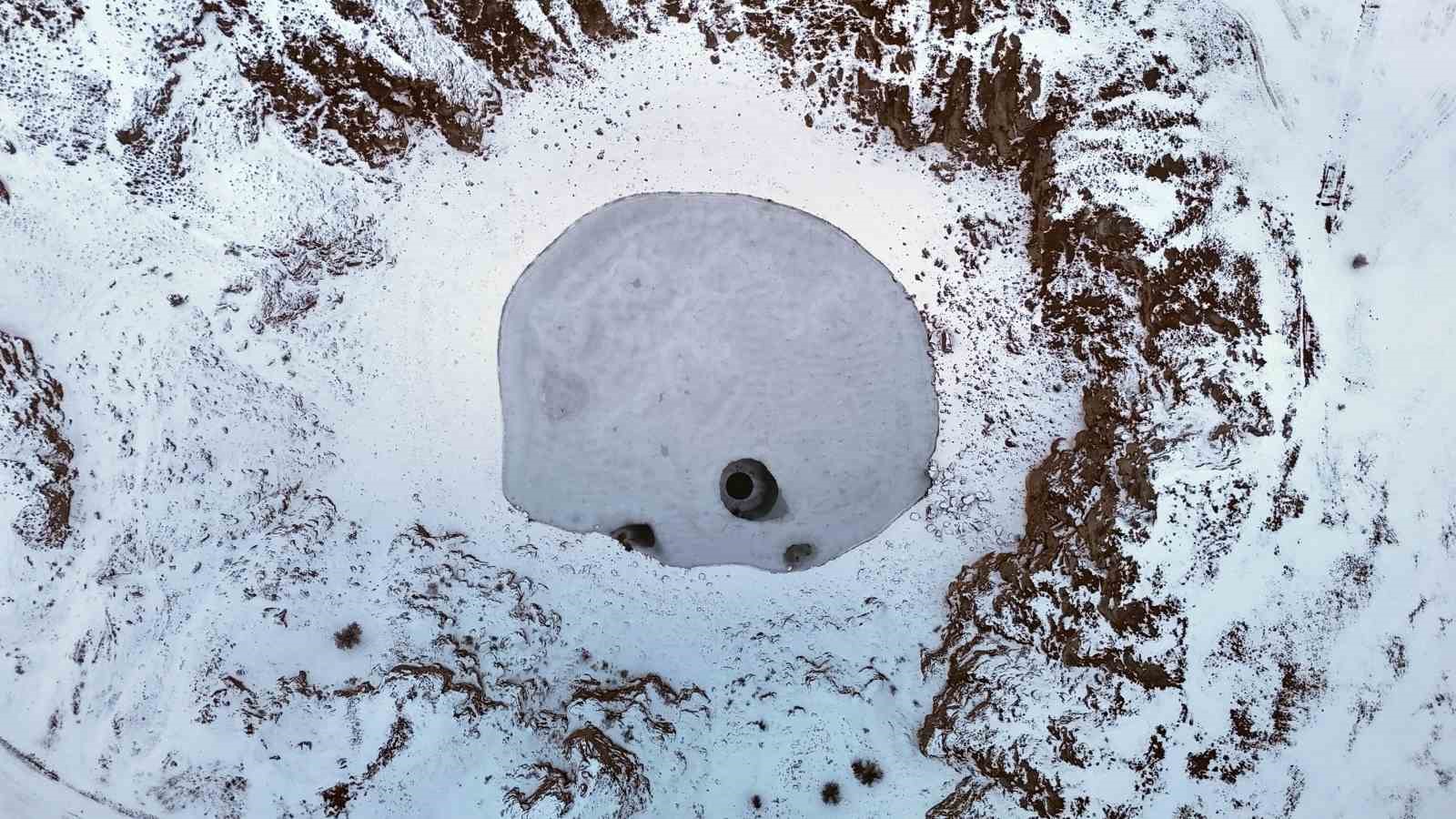 Güneşin konumuna göre renk değiştiren Kızılçan Gölü dondu
