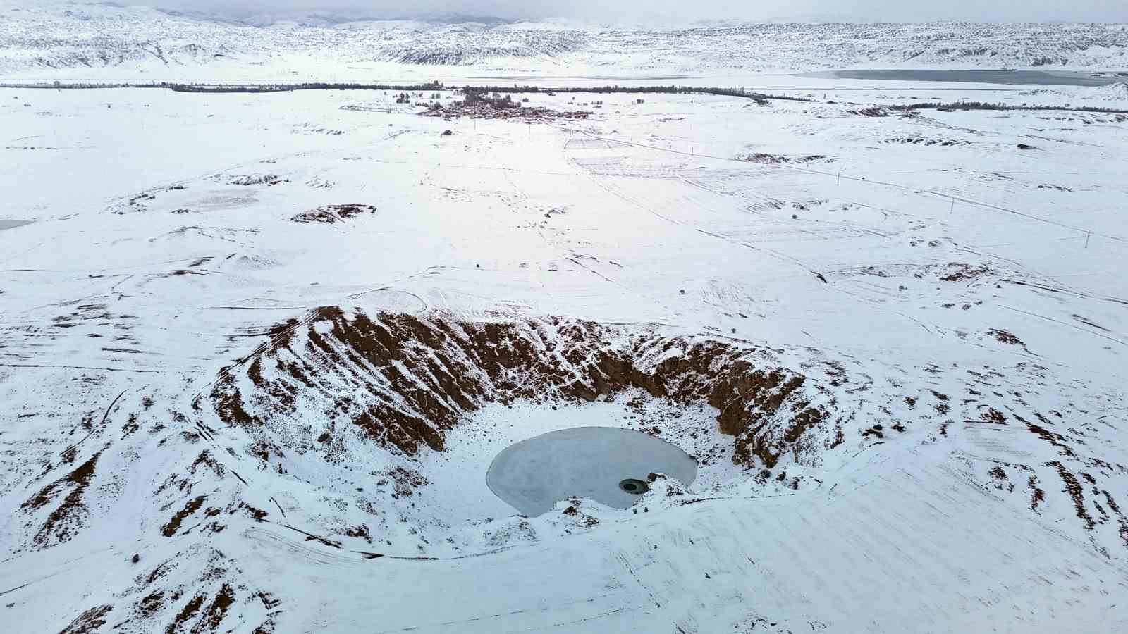 Güneşin konumuna göre renk değiştiren Kızılçan Gölü dondu
