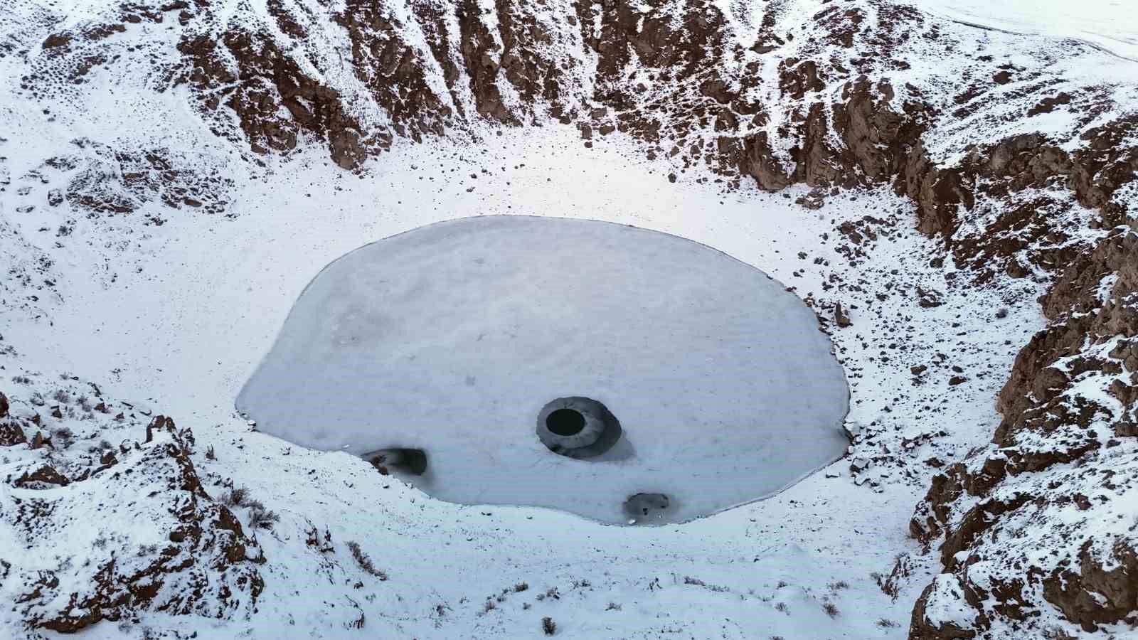 Güneşin konumuna göre renk değiştiren Kızılçan Gölü dondu
