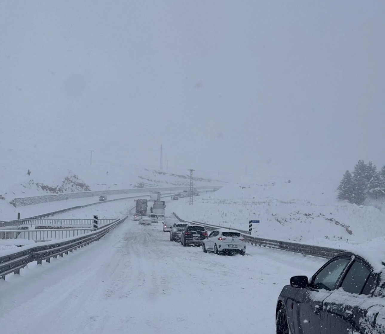 Güneydoğu’da kar esareti: Mardin ve Diyarbakır beyaza büründü, yollar kapandı
Güneydoğu’da kar esareti: Mardin ve Diyarbakır beyaza büründü, yollar kapandı