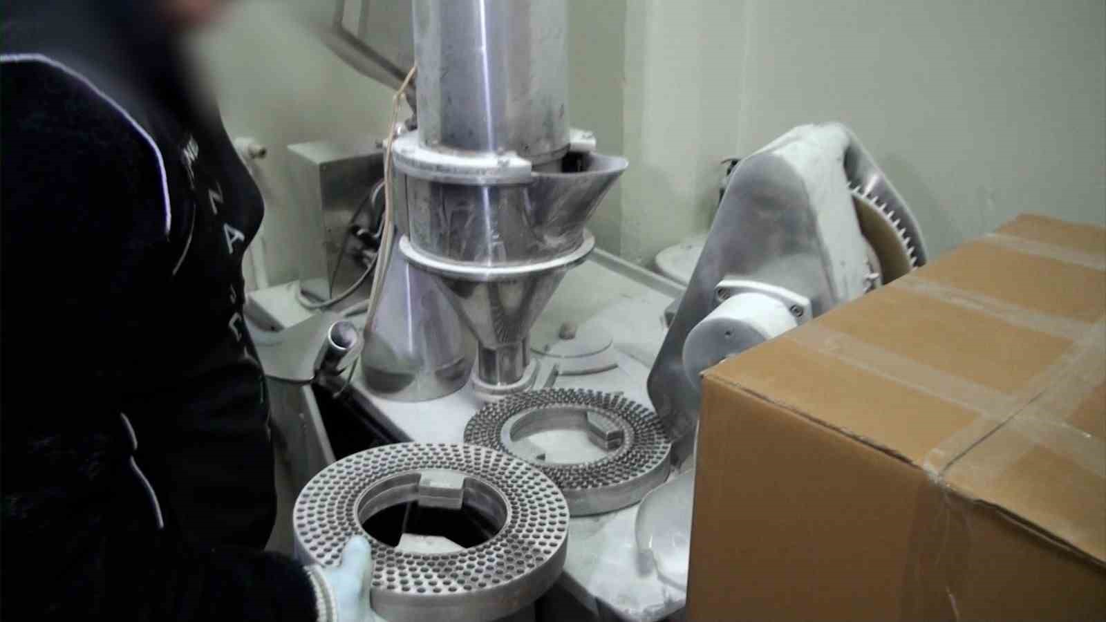 Güngören ve Zeytinburnu’nda 517 kilogram uyuşturucu ele geçirildi
Güngören ve Zeytinburnu’nda 517 kilogram uyuşturucu ele geçirildi