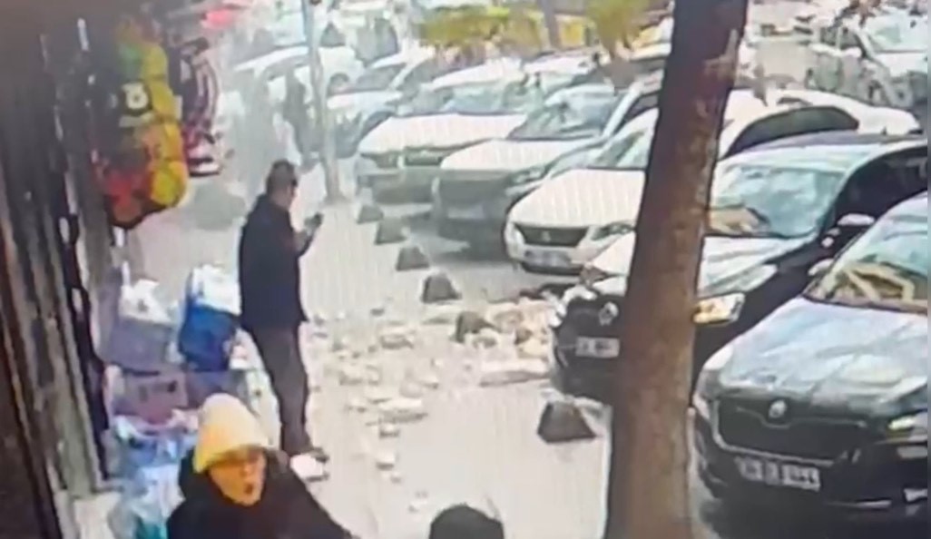 Güngören’de 5 katlı binada balkon çöktü, yayalar son anda kurtuldu
