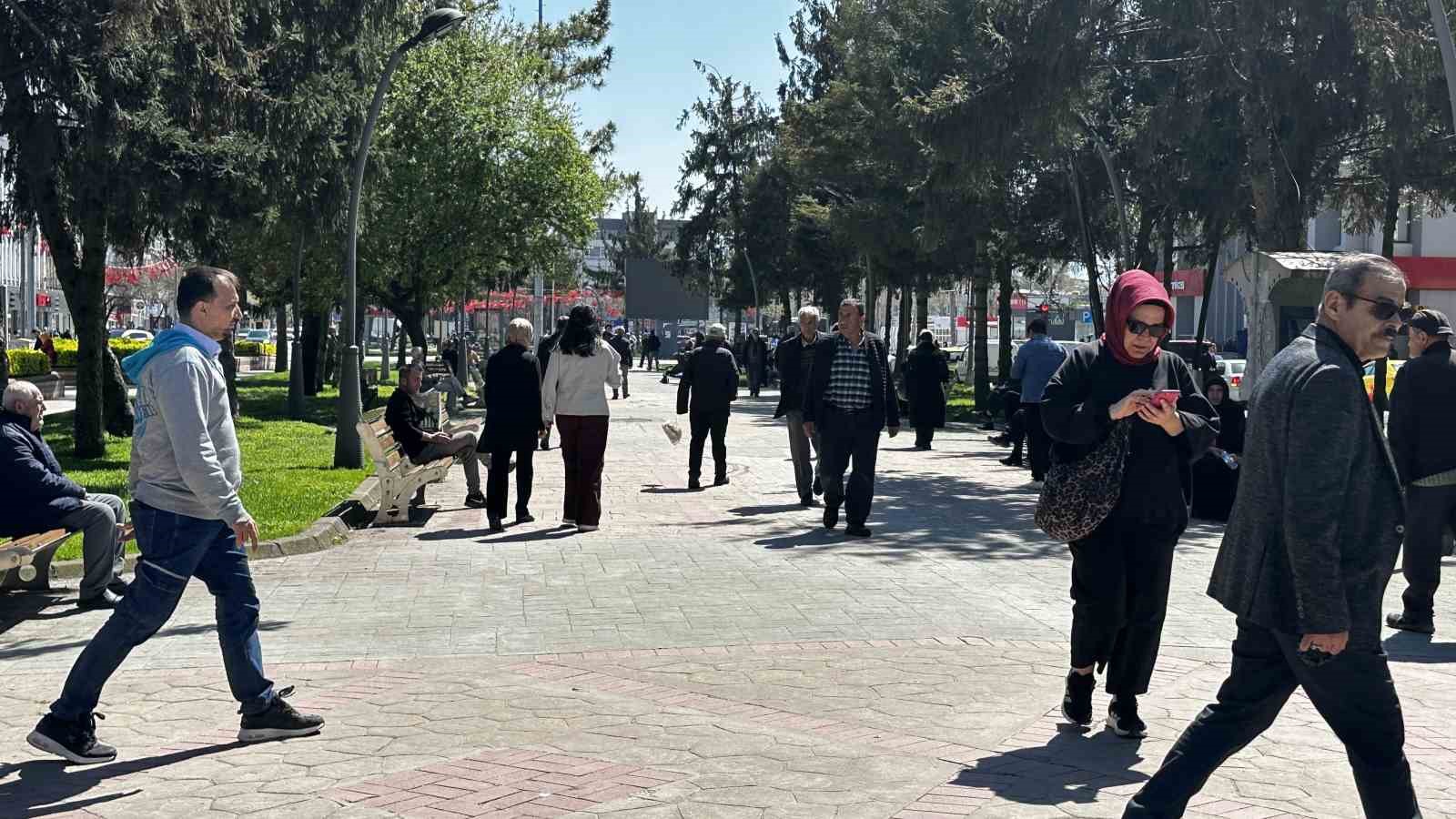 Günler sonra güneşi gören Sakaryalılar soluğu dışarıda aldı
