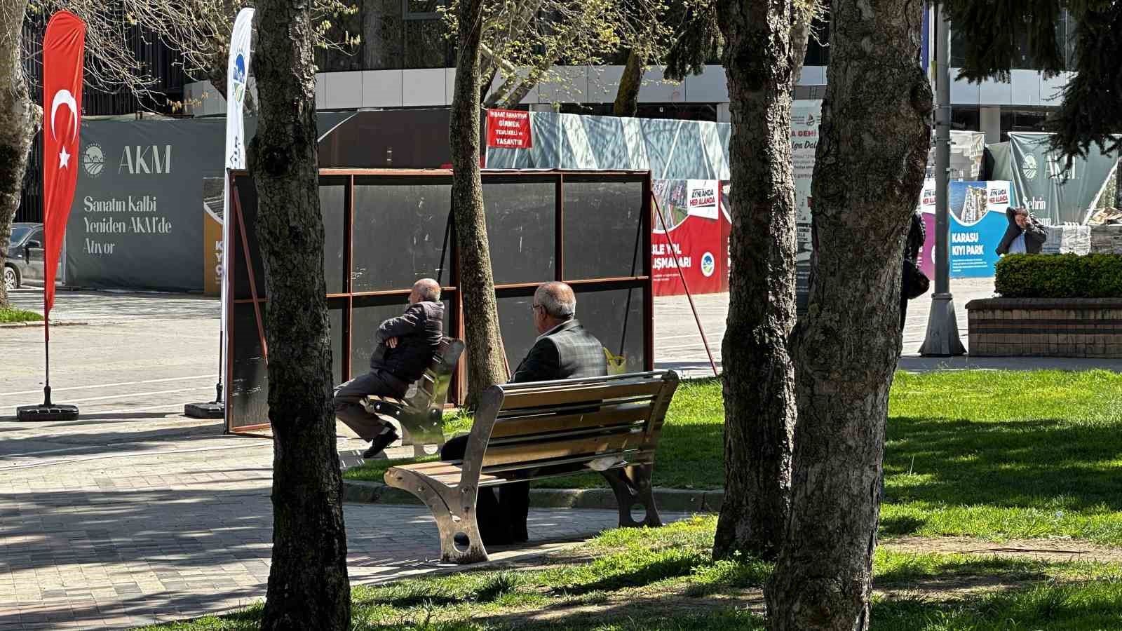 Günler sonra güneşi gören Sakaryalılar soluğu dışarıda aldı
