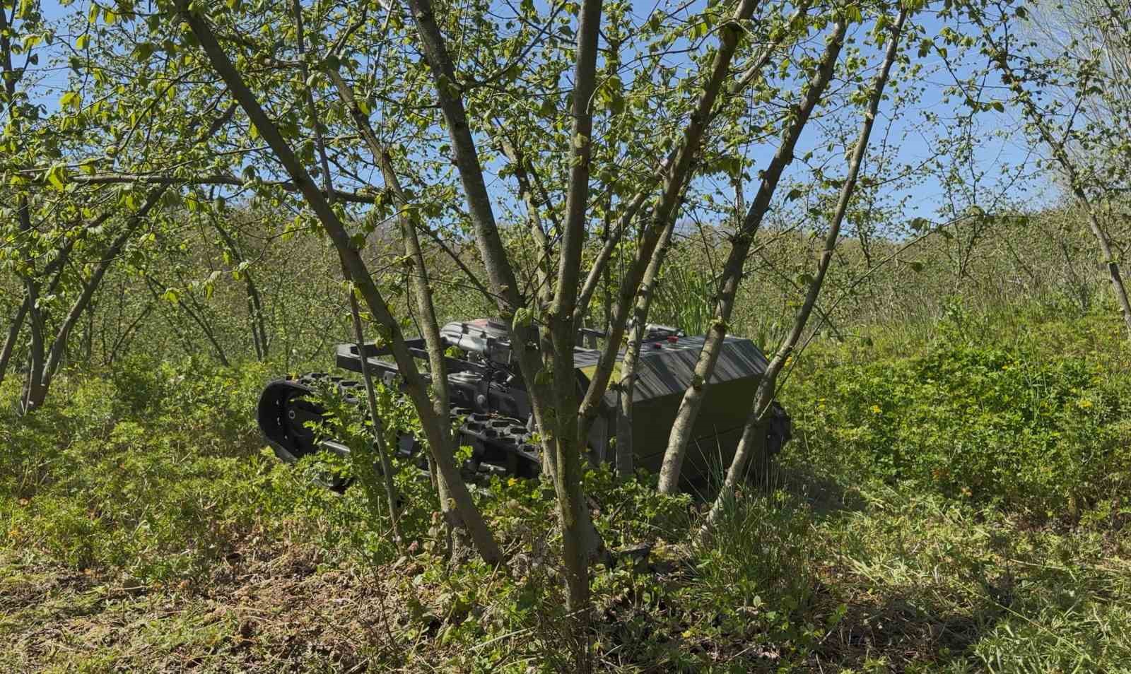 Günler süren işi 3 saatte bitiriyor, çiftçi ise hayretle izliyor
