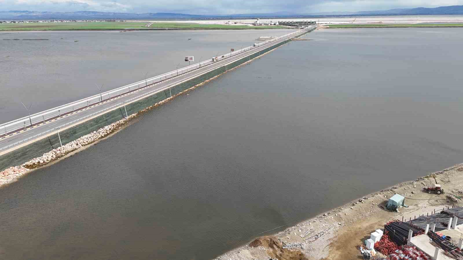 Günlerdir devam eden yağışlı havayla Amik Ovasında binlerce dönüm tarım arazisi sular altında kaldı
