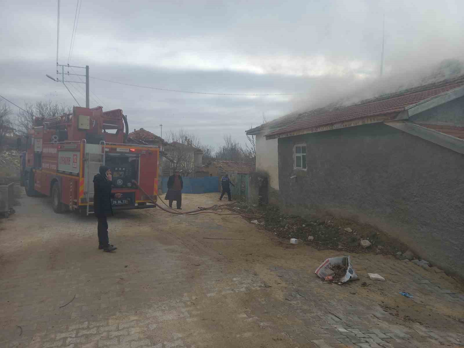 Günyüzü ilçesindeki yangında ev kullanılamaz hale geldi
