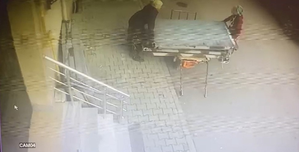 Güpegündüz hırsızlık: İki kadın dev panelleri çekçeke yükleyip götürdü
